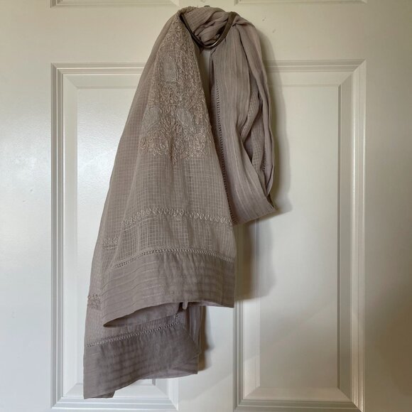 Lightweight Beige Scarf with Delicate Floral Embroidery - Picture 6 of 9